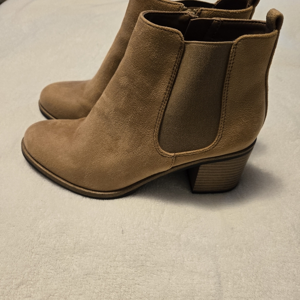 White Mountain Womens Tan Ankle Boots Faux Suede 2.5" Heel Size 8.5 - Picture 3 of 10